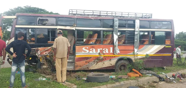 ପୁରୀରୁ ଭୁବନେଶ୍ୱର ଆସୁଥିବା ବସ୍ ଓଲଟିଲା: ୩୫ ଯାତ୍ରୀ ଗୁରୁତର ଆହତ