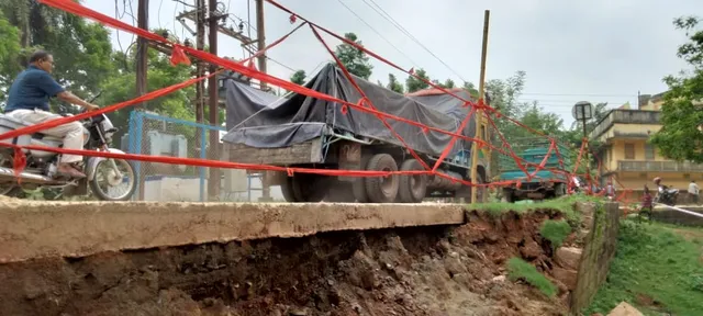 ରକ୍ଷଣାବେକ୍ଷଣ ଅଭାବରୁ ଶ୍ରୀଜଗନ୍ନାଥ ମନ୍ଦିର ପାଚେରି ଭୁଶୁଡ଼ିଲା; ଯାଜପୁର-ମଙ୍ଗଳପୁର ରାସ୍ତାରେ ଯାତାୟାତ ପ୍ରଭାବିତ