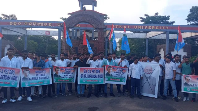 ରାହୁଲ ଗାନ୍ଧୀଙ୍କୁ ସମର୍ଥନ ଜଣାଇ ଓ ମୋଦୀ ସରକାରଙ୍କୁ ବିରୋଧ କରି ବାଣୀବିହାର ସମ୍ମୁଖରେ ଛାତ୍ରଙ୍କ ବିକ୍ଷୋଭ ପ୍ରଦର୍ଶନ।