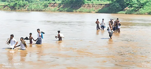 ପାଠ ପାଇଁ ବାଜିରେ ଲାଗୁଛି ଜୀବନ: ପୋଲ ନାହିଁ, ଭରାନଦୀରେ ପାର୍‌ ହେଉଛନ୍ତି ୫୦ ପିଲା