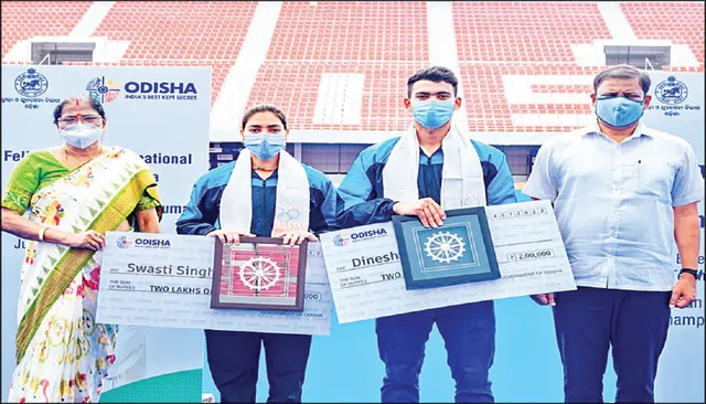 ଏସିଆନ୍ ଟ୍ରାକ୍ ସାଇକ୍ଲିଂ: ସ୍ବସ୍ତି ଓ ଦୀନେଶଙ୍କୁ ସମ୍ବର୍ଦ୍ଧନା