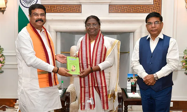 ରାଷ୍ଟ୍ରପତିଙ୍କୁ ସାକ୍ଷାତ କଲେ ଧର୍ମେନ୍ଦ୍ର