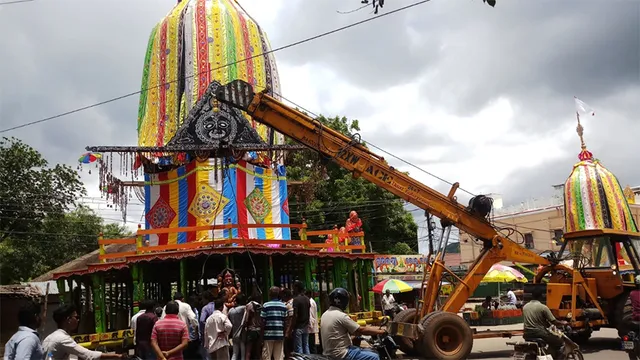 ଢେଙ୍କାନାଳ: ଦକ୍ଷିଣମୋଡ଼ ବେଳେ ବଡ଼ ରଥର ମୁଖ୍ୟ କାଠ ଭାଙ୍ଗିଗଲା, କ୍ରେନ୍‌ ଦ୍ୱାରା ରଥକୁ କରାଗଲା ଦକ୍ଷିଣମୋଡ଼