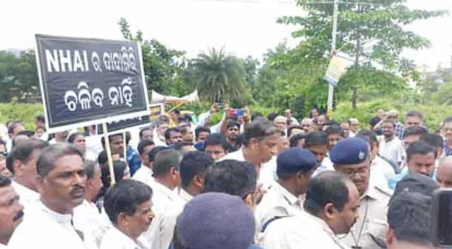 ୫୫ ନମ୍ବର ଜାତୀୟ ରାଜପଥର ଦୁରବସ୍ଥା: ଢେଙ୍କାନାଳ ୧୨ ଘଣ୍ଟା ବନ୍ଦ