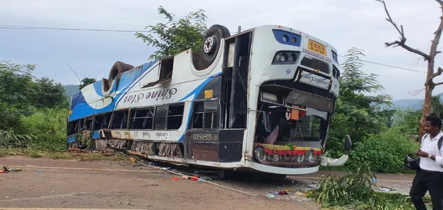 ରାୟଗଡ଼ା: ରାସ୍ତା କଡ଼କୁ ଓଲଟି ପଡ଼ିଲା ବସ୍‌; ଜଣେ ମୃତ, ୩୦ ଆହତ