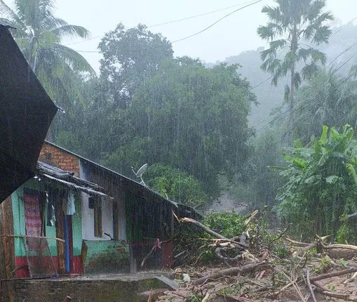 ପାହାଡ଼ରୁ ଭୂସ୍ଖଳନ: ବ୍ୟାପକ କ୍ଷୟକ୍ଷତି