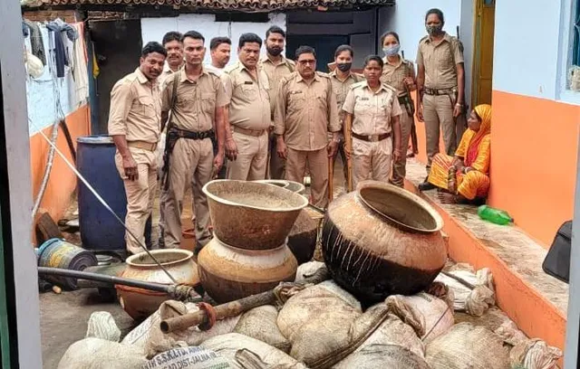 ଜଣେ ମହିଳାଙ୍କ ସମେତ ୩ ଦେଶୀ ମଦ ବେପାରୀ ଗିରଫ