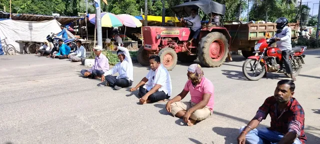 ଯାଜପୁରରେ ନବ ନିର୍ମାଣ ଯୁବଛାତ୍ର ସଂଗଠନ ପକ୍ଷରୁ ବନ୍ଦ ଡାକରା: ଗାନ୍ଧିଛକରେ ରାସ୍ତାରୋକ