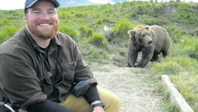 ଭାଲୁ ପାଖରେ ବସିବାର ମଜା!