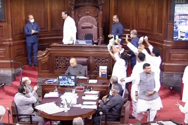 କ୍ଷୀର, ଦହି ପ୍ୟାକେଟ୍‌ ଧରି ବିରୋଧୀଙ୍କ ଆନ୍ଦୋଳନ