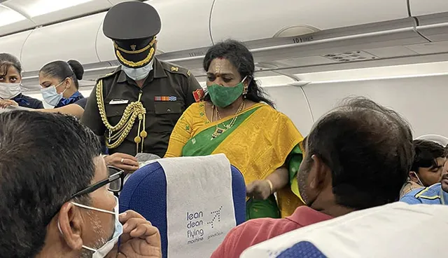 ବିମାନରେ ଅସୁସ୍ଥ ହୋଇଗଲେ ସହଯାତ୍ରୀ; ଷ୍ଟେଥସ୍କୋପ୍‌ ଧରି ଆଗେଇ ଆସିଲେ ତେଲେଙ୍ଗାନା ରାଜ୍ୟପାଳ