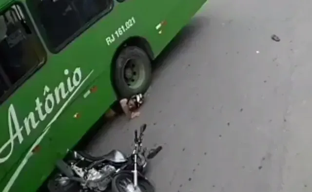 ବସ୍ ଚକାତଳକୁ ଚାଲିଗଲା ମୁଣ୍ଡ, ତଥାପି ଜୀବନ ନେଇ ବାହାରିଲେ ବାଇକ ଚାଳକ; ଜାଣନ୍ତୁ କେମିତି