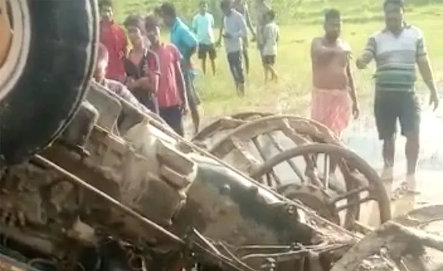 ଜମିରେ ହଳ କରାଉଥିବା ବେଳେ ଟ୍ରାକ୍ଟର ଓଲଟି ଯୁବକ ମୃତ