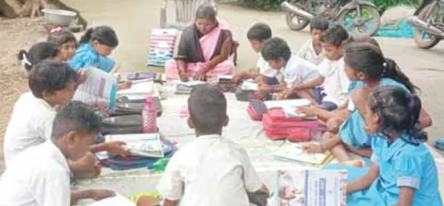 ଶିକ୍ଷା ବ୍ୟବସ୍ଥାର ବିକଳ ଚିତ୍ର: ୧୩ ବର୍ଷ ଧରି ଗଛମୂଳେ ପାଠପଢ଼ା