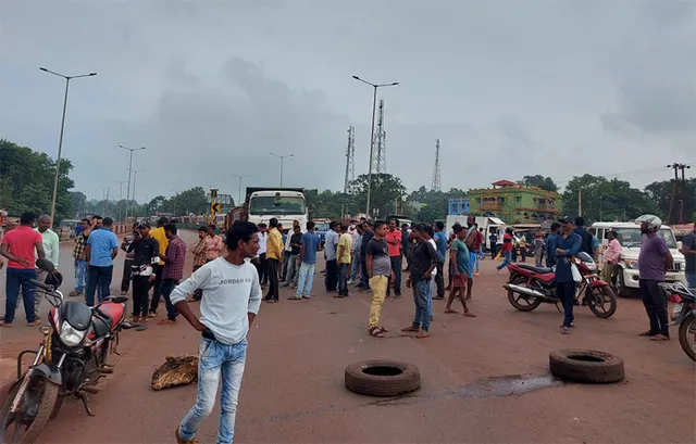 ଜାତୀୟ ରାଜପଥରେ ବଢ଼ୁଛି ଦୁର୍ଘଟଣା, ଫ୍ଲାଏ ଓଭର ଓ ଅଣ୍ଡର ପାସ ନିର୍ମାଣ ଦାବିରେ ରାସ୍ତା ଅବରୋଧ