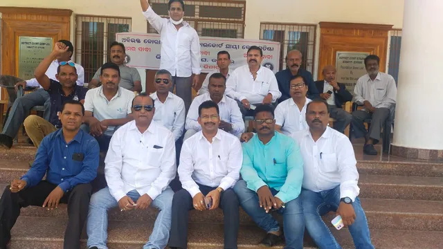 ହାଇକୋର୍ଟର ସ୍ଥାୟୀ ବେଂଚ ପ୍ରତିଷ୍ଠା ଦାବିରେ ଆଇନଜୀବୀଙ୍କ କାର୍ଯ୍ୟବନ୍ଦ ଆନ୍ଦୋଳନ