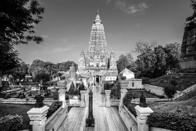 ଐତିହାସିକ ତ୍ରୁଟି ସୁଧାରିବାର ବିପତ୍ତି