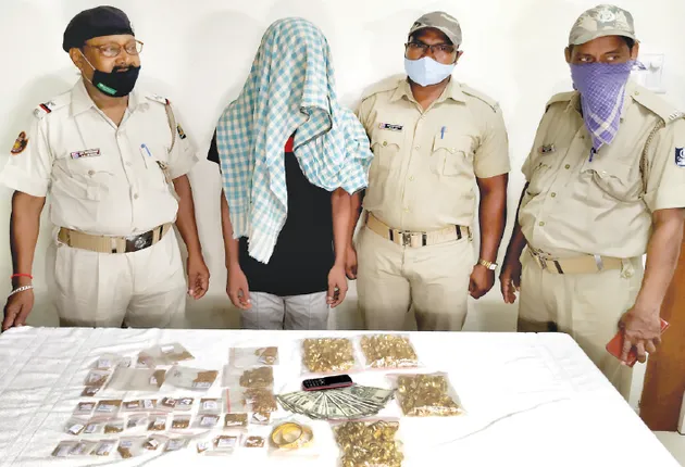 ଦାର୍ଜିଲିଂରୁ ଧରାପଡ଼ିଲା ସୁନା ଚୋର; ୯୦୦ ଗ୍ରାମ୍‌ ସୁନା, ମୋବାଇଲ୍‌ ଓ ଟଙ୍କା ଜବତ