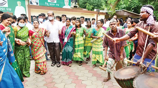 ରାଷ୍ଟ୍ରପତି ନିର୍ବାଚନରେ ଦ୍ରୌପଦୀ ମୁର୍ମୁ ବିଜୟୀ ହେବା ପରେ ବିଜେଡି ପକ୍ଷରୁ ବିଜୟ ଉତ୍ସବ: ନାଚ, ଗୀତରେ ମସଗୁଲ୍‌ ନେତା, ମନ୍ତ୍ରୀ