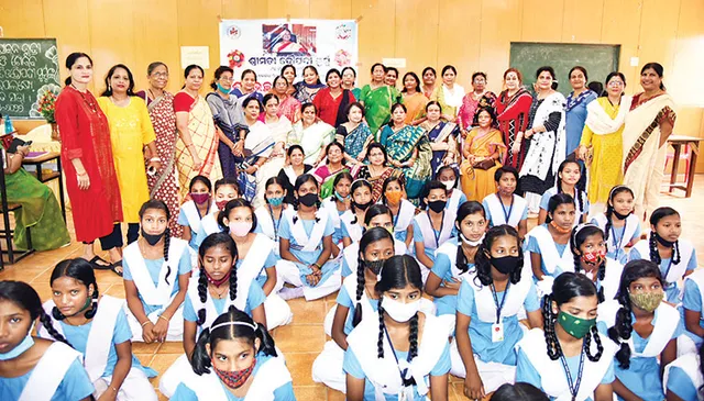 ୟୁନିଟ୍-୨ ସରକାରୀ ଉଚ୍ଚ ବିଦ୍ୟାଳୟ ଆଲୁମିନି ପକ୍ଷରୁ ଦ୍ରୌପଦୀଙ୍କୁ ଶୁଭେଚ୍ଛା