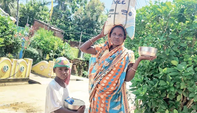 ଆଧାର ନ ଥିବାରୁ ପାଠପଢ଼ା ବନ୍ଦ: ଭିକ୍ଷା କଲେ ଭୋକ ମେ‌ଣ୍ଟେ