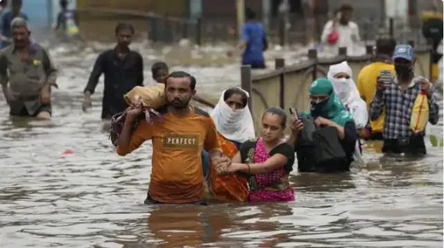 ଗୁଜୁରାଟରେ ବନ୍ୟା ସ୍ଥିତି, ତେଲେଙ୍ଗାନାରେ ତିନି ଦିନ ବନ୍ଦ ରହିବ ବିଦ୍ୟାଳୟ