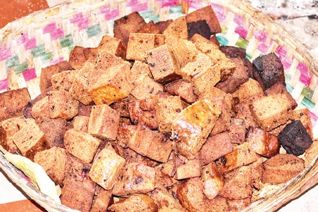 ବାମ୍ପରେ ସିଝେ ମାଉସୀ ମା’ଙ୍କ ପୋଡ଼ପିଠା