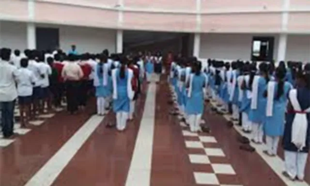 ପ୍ରାର୍ଥନା ସମୟରେ ବେହୋସ ହେଲେ ଛାତ୍ରୀ