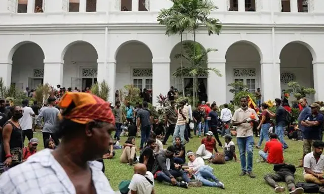 ରାଷ୍ଟ୍ରପତି ରାଜପକ୍ଷେଙ୍କ ଘରୁ ବିପୁଳ ପରିମାଣର ନଗଦ ଟଙ୍କା ପାଇଲେ ପ୍ରତିବାଦକାରୀ: ରିପୋର୍ଟ