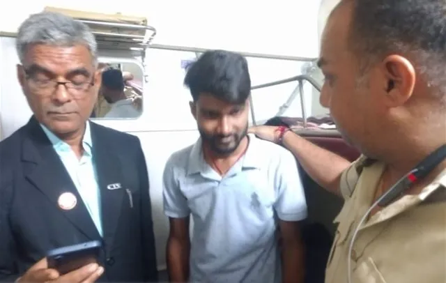 ଭଦ୍ର ବ୍ୟକ୍ତି ଭଳି ଟ୍ରେନରେ ଲୁଟୁଥିବା ଚୋରକୁ ଧରିଦେଲା ସ୍ମାର୍ଟୱାଚ