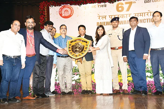 ପୂର୍ବତଟ ରେଳପଥ ପକ୍ଷରୁ ପୁରସ୍କାର ବିତରଣ: ୱାଲଟିୟର ରେଳମଣ୍ଡଳକୁ ସାମଗ୍ରିକ ଦକ୍ଷତା ସିଲ୍ଡ