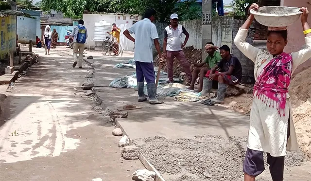 ସ୍ବେରେଜ ଲାଇନ ଚ୍ୟାମ୍ବର ପୋତି କଂକ୍ରିଟ ରାସ୍ତା ନିର୍ମାଣ