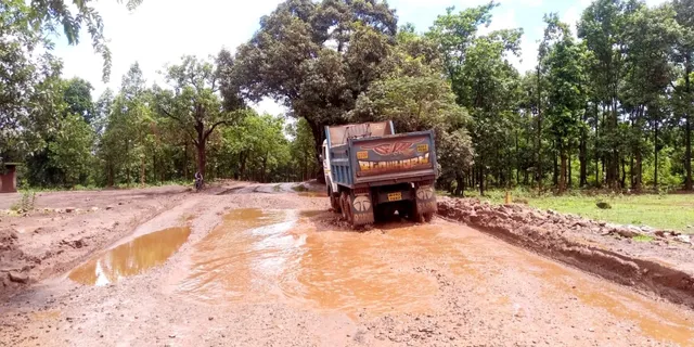 ଖଣିଜ ପରିବହନକୁ ଗୁରୁତ୍ୱ, ରାସ୍ତାଘାଟକୁ ଅଣଦେଖା; ଯାତାୟାତରେ ସମସ୍ୟା ଭୋଗୁଛନ୍ତି ସ୍ଥାନୀୟ ଲୋକେ