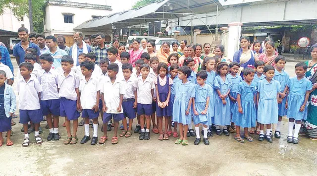 ବିନା ଶିକ୍ଷକରେ ଚାଲିଛି ସ୍କୁଲ୍‌, ଜିଲ୍ଲାପାଳଙ୍କ କାର୍ଯ୍ୟାଳୟରେ ଧାରଣା ଦେଲେ ଛାତ୍ରଛାତ୍ରୀ