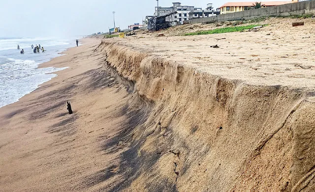 କୂଳ ଲଂଘିଲା ଅଶାନ୍ତ ସମୁଦ୍ର; ଲାଇଟ୍‌ ହାଉସ୍‌ରୁ ମଙ୍ଗଳା ମୁହାଣ ପର୍ଯ୍ୟନ୍ତ ଧୋଇନେଲା ବାଲି, ୫ ଫୁଟର ଗର୍ତ୍ତ ସୃଷ୍ଟି