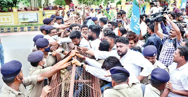 ରୁଚିକାଙ୍କୁ ନ୍ୟାୟ ଓ ପ୍ରଶ୍ନପତ୍ର ପ୍ରଘଟ ପ୍ରସଙ୍ଗ: ଫଳ, ହର୍ଲିକ୍ସ ନେଇ ଉଚ୍ଚଶିକ୍ଷା ମନ୍ତ୍ରୀଙ୍କ ବାସଭବନ ଘେରିଲା ଛାତ୍ର କଂଗ୍ରେସ