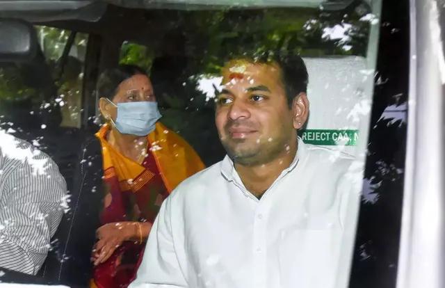 ତେଜ ପ୍ରତାପ ଯାଦବଙ୍କୁ ଗୋବର୍ଦ୍ଧନ ପର୍ବତ ପରିକ୍ରମା କରାଇ ଦେଲାନି ମଥୁରା ପୁଲିସ