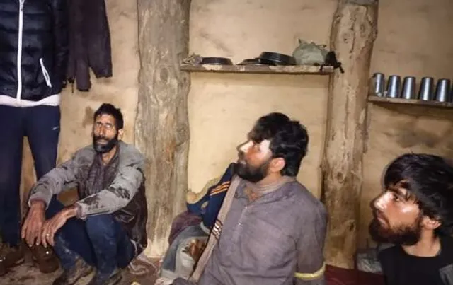 ଜମ୍ମୁ ଓ କଶ୍ମୀର: ୨ଜଣ ଲଶ୍କର୍‌ ଆତଙ୍କବାଦୀଙ୍କୁ ବାନ୍ଧି ପୁଲିସ ହାତରେ ଦେଲେ ଗ୍ରାମବାସୀ