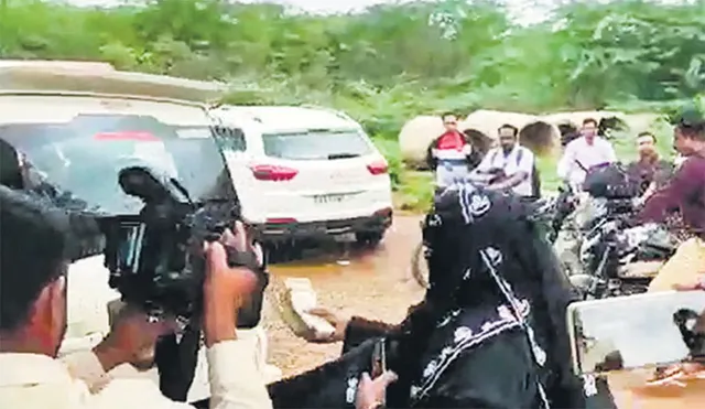 ସିଦ୍ଦରାମାୟାଙ୍କ ଗାଡ଼ିକୁ ଟଙ୍କା ଫୋପାଡ଼ିଲେ ମହିଳା