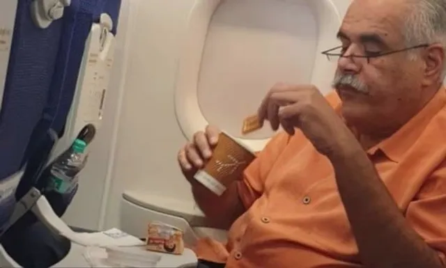 ଚା'ରେ ପାର୍ଲେ ଜି ବିସ୍କୁଟ ବୁଡାଇ ଖାଉଥିବା ଏହି ଵ୍ୟକ୍ତିଙ୍କ ବାବଦରେ ଜାଣିଲେ ଆପଣ ବି ଆଶ୍ଚର୍ଯ୍ୟ ହୋଇଯିବେ