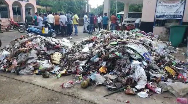 ଉଗ୍ର ରୂପ ନେଲା ଉଦଳା ଏନ୍‌ଏସିରେ ଡମ୍ପିଂୟାର୍ଡ ବିବାଦ: ଉପଜିଲ୍ଲାପାଳଙ୍କ କାର୍ଯ୍ୟାଳୟ ଆଗରେ ଢାଳିଦେଲେ ଅଳିଆ