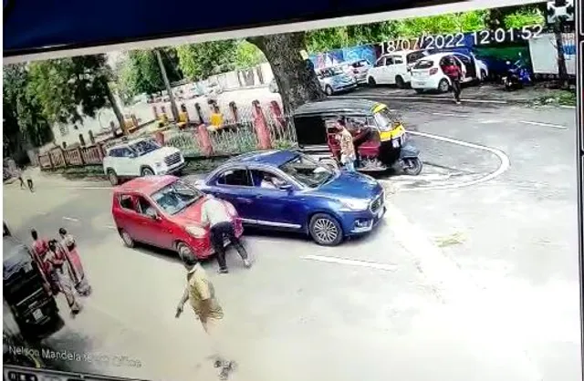 ଶ୍ବଶୁର ଓ ଶଳାକୁ ହତ୍ୟା କରିବାକୁ କାର୍‌ ଚଢ଼ାଇଲା ଜ୍ବାଇଁ, ଦେଖନ୍ତୁ ଭିଡିଓ