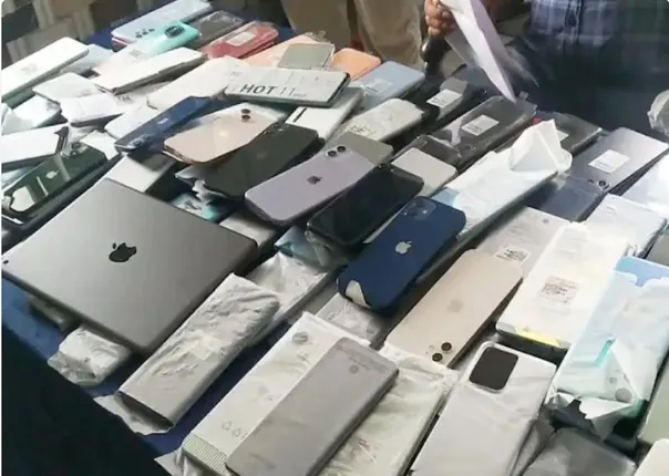 ଦିଲ୍ଲୀରୁ ଦାମୀ ଫୋନ ଚୋରି କରି ନେପାଳରେ ବିକୁଥିଲେ ଲୁଟେରା, ୩୦ ଲକ୍ଷ ଟଙ୍କାର ୧୨୭ଟି ମୋବାଇଲ ଜବତ କଲା ପୁଲିସ