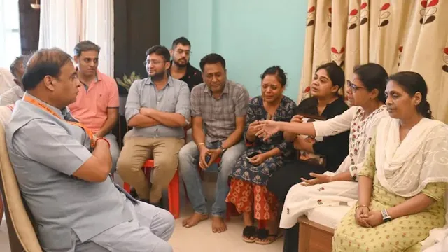 ମାଫିଆଙ୍କ ହତ୍ୟା ଧମକ ପାଇ ଆତ୍ମହତ୍ୟା କରିଥିବା ଯୁବକଙ୍କ ପରିବାରକୁ ଭେଟି ଲଜ୍ଜିତ ଥିବା କହିଲେ ଆସାମ ମୁଖ୍ୟମନ୍ତ୍ରୀ