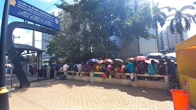 ଶ୍ରୀଲଙ୍କା ଦୁର୍ଦ୍ଦଶା: ଚାକିରି ନାହିଁ, ଅର୍ଥ ନାହିଁ କି ଖାଦ୍ୟ ନାହିଁ, ଦେଶ ଛାଡ଼ିବାକୁ ପାସପୋର୍ଟ ଅପେକ୍ଷାରେ ଯୁବପିଢ଼ି