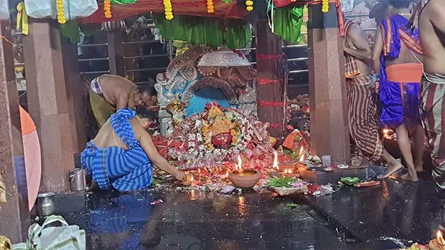 ମା’ ତାରିଣୀଙ୍କ ଆଷାଢ଼ି ପର୍ବ, ସୁନା ବେଶରେ ଝଟକିଲେ