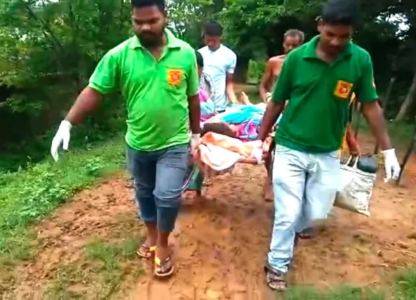 କାଦୁଅ ରାସ୍ତା ଯୋଗୁ ଯାଇପାରିଲାନି ଆମ୍ବୁଲାନ୍ସ ଷ୍ଟ୍ରେଚର୍‌ରେ ବୁହା ହେଲେ ରୋଗୀ