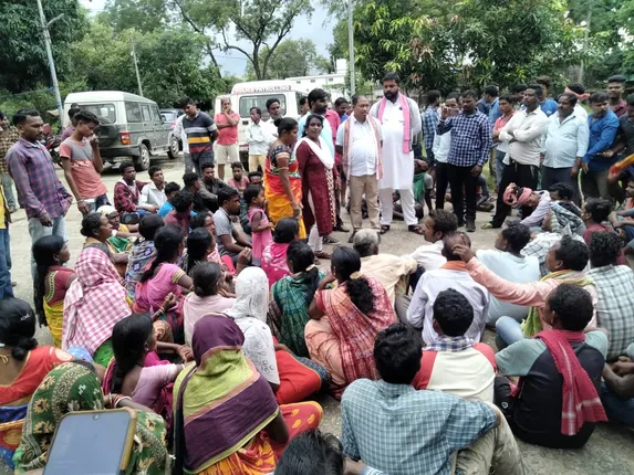 ମଦ ବିରୋଧି ଯୁବକଙ୍କୁ ଅପହରଣ ଅଭିଯୋଗ: ଥାନା ସମ୍ମୁଖରେ ଗ୍ରାମବାସୀଙ୍କ ଧାରଣା