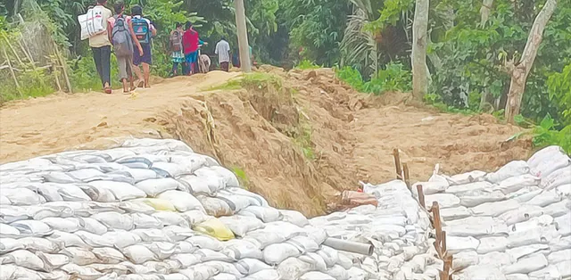 ଦୁର୍ବଳ ବନ୍ଧରୁ ଧସୁଛି ଅତଡ଼ା, ବିପଦରେ ୬ ଗାଁ