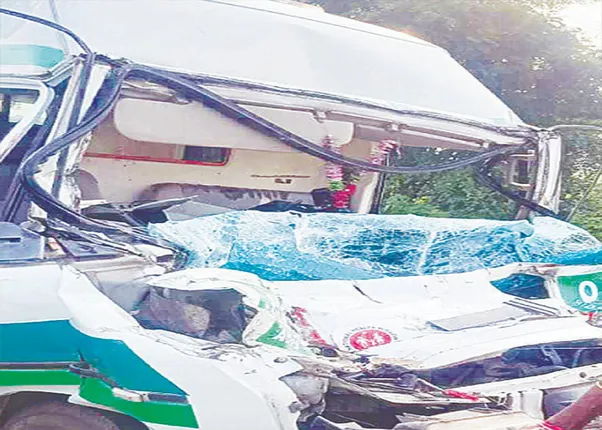 ରୋଗୀ ସ୍ଥାନାନ୍ତର ବେଳେ ଆମ୍ବୁଲାନ୍‌ସକୁ ଧକ୍କା ଦେଲା ଟ୍ରକ୍